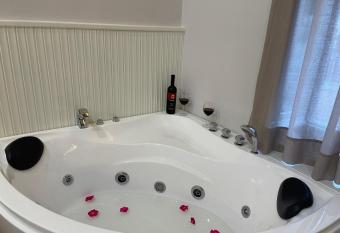 Goninos Jacuzzi Suite has rooms with a private hot tub
