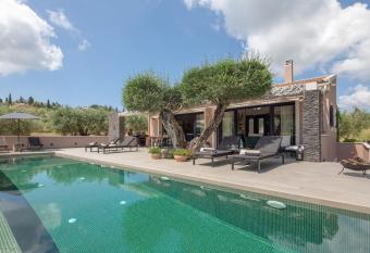 Villa Theolia has Balcony rooms