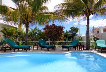 2 bedrooms apartement at Grand Baie 300 m away from the beach with private pool terrace and wifi has Balcony rooms