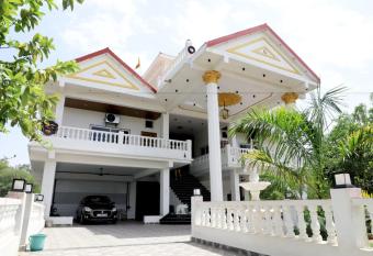 Shree Farms has Balcony rooms