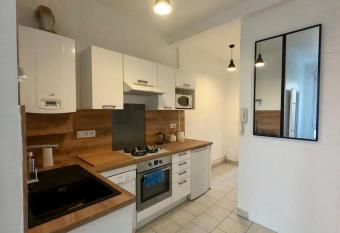 Rochereau de la Clautre allows 18 year olds to book a room