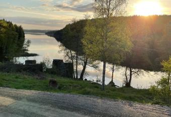 Trivelig nyoppusset hus ved femsj  en. allows 18 year olds to book a room