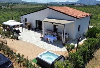 Villa Marica - Immersa tra Natura, Campagna e Mare has rooms with a private hot tub