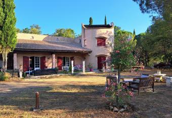 A 5mn de Ste Maxime, grande maison avec piscine has Balcony rooms