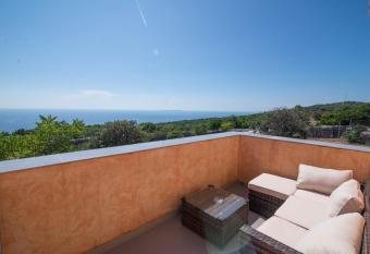 Franko and Flores has Balcony rooms