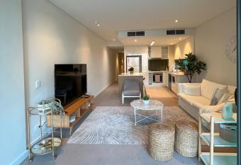 Spacious and Convenient Apartment in Brisbane CBD has rooms with a private hot tub