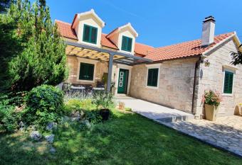 Villa Giardino has Balcony rooms