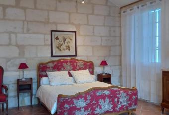 L HERMITAGE D ALIENOR has Balcony rooms