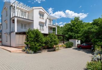 Apartment Senada has Balcony rooms