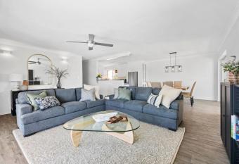 Stylish 4 bedroom w/ ocean view has Balcony rooms