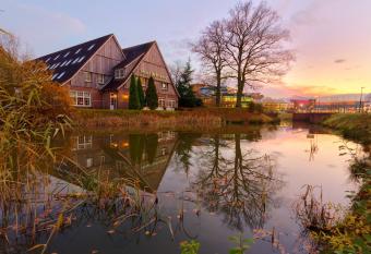 Fletcher Hotel-Restaurant De Broeierd-Enschede allows 18 year olds to book a room