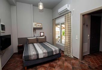 Stone Cottage Agios Adrianos Nafplio allows 18 year olds to book a room