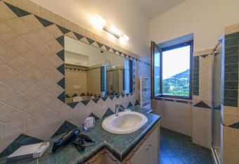 La Rosa - Luxury B&B has rooms with a private hot tub