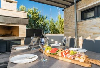 BRAND NEW LUXURY VILLA ANTEA has rooms with a private hot tub