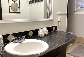 Jefferson st Downtown 4Bed 2Bath Home allows 18 year olds to book a room