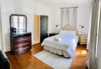 Clinton House - Downtown Lafayette 2 Bedroom 2 Bathroom allows 18 year olds to book a room