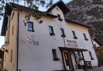 Hostel in picerija   pajza allows 18 year olds to book a room