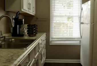 The Magnolia House - 6 bedroom 3 bathroom allows 18 year olds to book a room