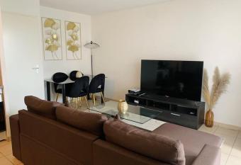 T2 proche plages et grandes surfaces has Balcony rooms