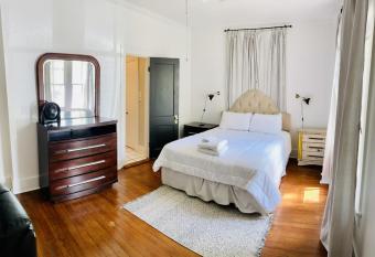 Clinton House - Downtown Private Stay allows 18 year olds to book a room