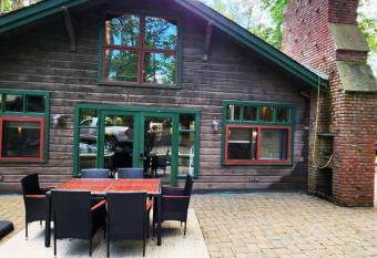 Stunning Family Friendly Lodge Lake 30 Acre allows 18 year olds to book a room