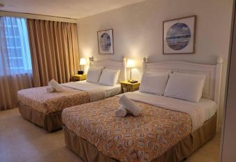 Estudio para 4 personas en la playa allows 18 year olds to book a room