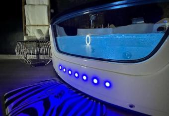 la savane room allows 18 year olds to book a room