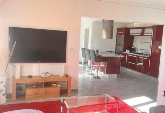 Maison    800m des Remparts has Balcony rooms