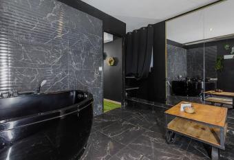 L   Eden, appartement privatif avec balneo allows 18 year olds to book a room