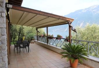 La Casa sul Lago Apartments - Olive Tree Apartment has Balcony rooms