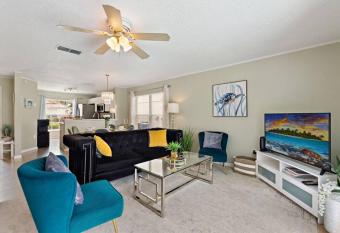 Large 3BR w/ 3Bth Golf+Pool+BBQ allows 18 year olds to book a room