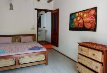 Kokrobite Gardens Restaurant and Guest House has Balcony rooms