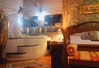 L antico vicolo has rooms with a private hot tub