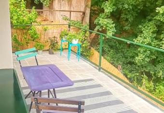 A K  k L   h  za has Balcony rooms