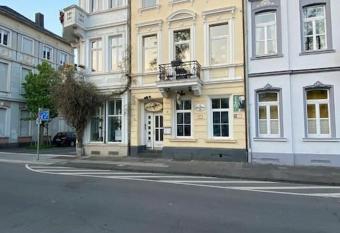 Helle sch  ne 2 Zimmer Wohnung im Herzen Krefelds allows 18 year olds to book a room