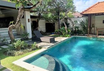 Villa alula has rooms with a private hot tub