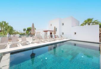 villa escondida san jordi allows 18 year olds to book a room