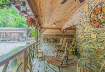 Unique North GA Mountains Getaway Rustic Luxury has Balcony rooms