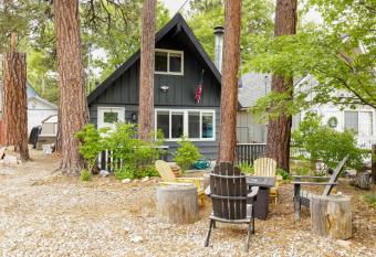 The Eagles Nest Hot Tub BBQ Modern Retreat has Balcony rooms