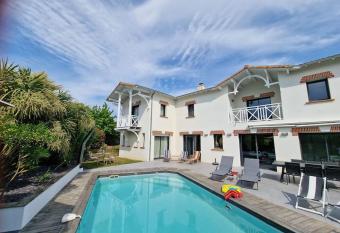 Villa Hortense avec Piscine - Pornic Vieux Port has Balcony rooms