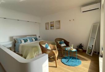 La tua camera in paradiso allows 18 year olds to book a room