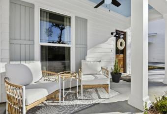 Cozy Vacation Rental in Old Town Bay St Louis close to beach, bars, and dining has Balcony rooms