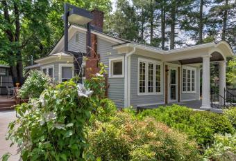 Beautiful Historic Cottage Downtown Black Mountain has Balcony rooms
