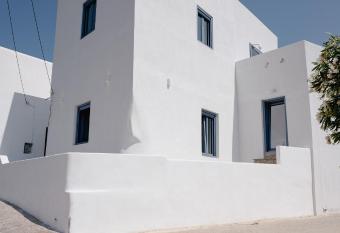 Traditional White House has Balcony rooms
