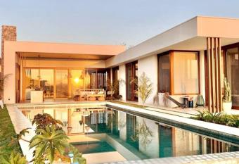 Mid-Century Veek - puro dise  o has rooms with a private hot tub