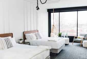 Reunion 202 -1.5 Mi to Broadway- Heart of 5 Points has Balcony rooms