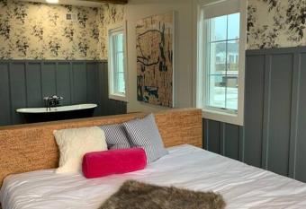 Reunion 203 -1.5 Mi to Broadway- Heart of 5 Points has Balcony rooms