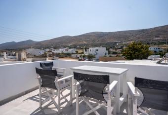 Traditional White House 2 has Balcony rooms