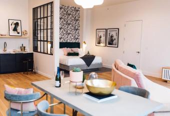 Reunion 301 -1.5 Mi to Broadway- Heart of 5 Points has Balcony rooms