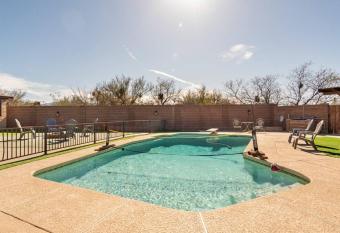 *Beautiful Private Desert Retreat! Gorgeous!* has rooms with a private hot tub